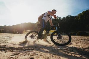 homem de bicicleta foto