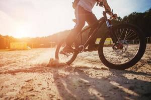 homem de bicicleta foto