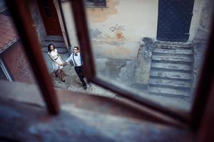 casal feliz e amoroso andando e fazendo foto na cidade velha