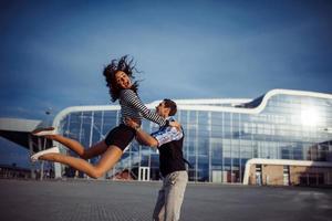 homem e mulher bom tempo no aeroporto foto