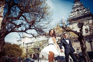 casal feliz e amoroso andando e fazendo foto na cidade velha