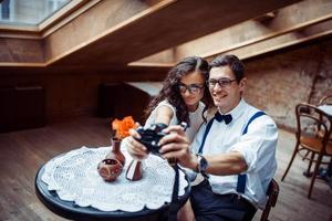 casal romântico apaixonado ligação no café foto