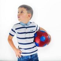 garotinho jogador de futebol isolado foto