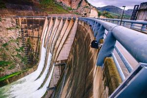 ampla vista de uma grande barragem na Itália. foto