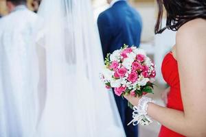 damas de honra com flores foto