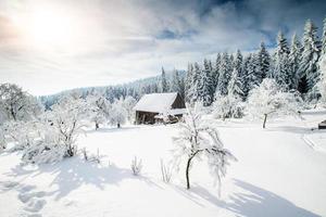 bela casa de madeira em um inverno foto