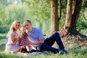 família feliz está andando no parque verde de verão foto