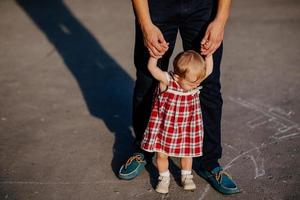 pai e filha. homem e linda garotinha ao ar livre no parque foto