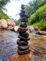 eu arrumei esta pedra no rio, aldeia da minha avó, bogor, indonésia foto