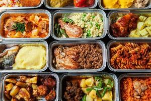 almoço de negócios em recipiente de plástico eco pronto para delivery.top view. lancheiras de escritório com comida pronta para viagem. comida leva embora. restauração, café da manhã. foto