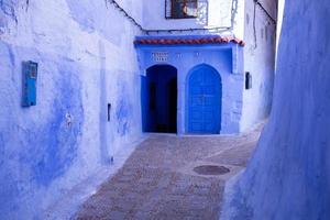 rua azul e casas em chefchaouen, marrocos. bela rua medieval colorida pintada em cor azul suave. foto