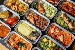 almoço de negócios em recipiente de plástico eco pronto para delivery.top view. lancheiras de escritório com comida pronta para viagem. comida leva embora. restauração, café da manhã. foto