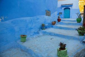 rua azul e casas em chefchaouen, marrocos. bela rua medieval colorida pintada em cor azul suave. foto