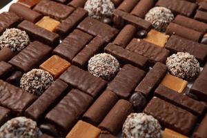 variedade de fundo de deliciosos doces de chocolate. doces de chocolate isolados. foto