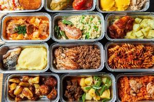 almoço de negócios em recipiente de plástico eco pronto para delivery.top view. lancheiras de escritório com comida pronta para viagem. comida leva embora. restauração, café da manhã. foto