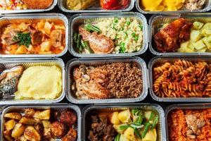 almoço de negócios em recipiente de plástico eco pronto para delivery.top view. lancheiras de escritório com comida pronta para viagem. comida leva embora. restauração, café da manhã. foto