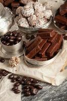 variedade de fundo de deliciosos doces de chocolate. doces de chocolate isolados.