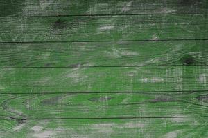 textura de fundo de madeira verde vintage com nós e buracos de prego. parede de madeira pintada velha. abstrato marrom. placas horizontais escuras de madeira vintage. vista frontal com espaço de cópia foto