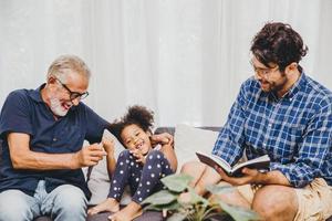 momento de família feliz mais velho com criança menina e filho em casa momento de felicidade da sala de estar. foto