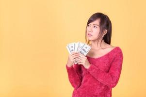 belas mulheres asiáticas ficam felizes e animadas quando são motivadas a usar seu dinheiro para comprar os produtos que desejam foto