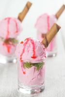 sorvete de morango em xícaras foto