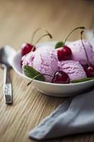 sorvete com cerejas foto