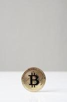 moeda física de criptomoeda bitcoin em pé na mesa foto