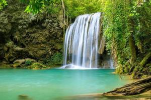 cachoeira penhasco nível 3, parque nacional erawan, kanchanaburi, tailândia foto