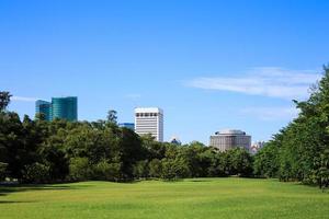 vista da cidade de bangkok de um parque com céu azul foto