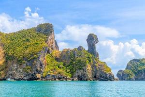 belo penhasco de montanha de rocha de forma incrível na ilha de frango, baía de ao phra nang, krabi, tailândia foto