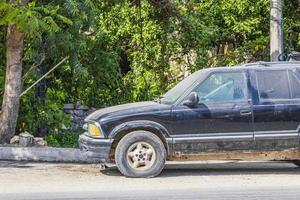 palmas típicas de carros de tráfego rodoviário de rua colorida de tulum méxico. foto