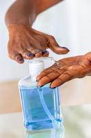 mulher usando álcool rub.coronavirus gel desinfetante para as mãos para higiene das mãos limpas prevenção de propagação do vírus corona. foto