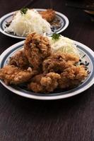 karaage de frango japonês com arroz foto