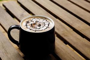 mocha quente na mesa de madeira foto