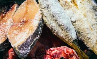 pedaços de cavala, peixe e carne de porco sejam congelados foto