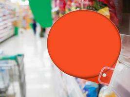 sinal de desconto vermelho nas prateleiras dos supermercados foto