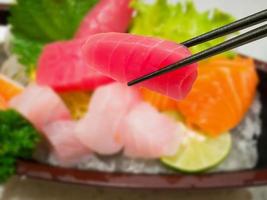 sashimi de fatia de atum vermelho em pauzinhos com atum, conjunto de sashimi de salmão foto
