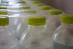 garrafas de água em embalagem plástica foto