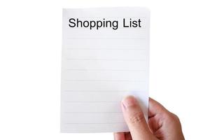 mão segure o papel da lista de compras foto