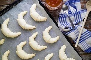 croissants caseiros cheios de geléia de marmelada de damasco em rústico foto