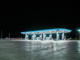 posto de gasolina à noite foto