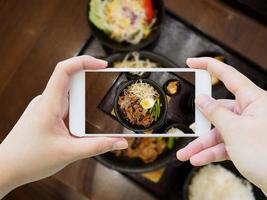 carne de porco com ovo e legumes teppanyaki culinária japonesa foto