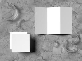 modelo de design de maquete de folheto com três dobras foto