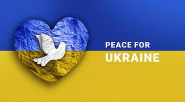 bandeira da ucrânia em forma de coração de papel com pomba da paz. foto