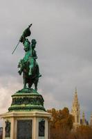 estátua equestre do arquiduque charles memorial e prefeitura em um dia nublado em viena wien, áustria foto