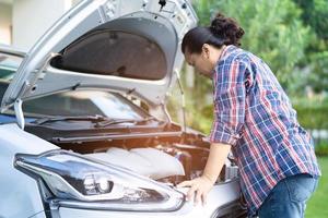 Abra o sistema do motor mecânico do capô para verificar e reparar danos ao acidente de carro. foto