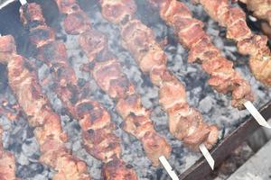 shish kebab de carne de porco em fogo sobre carvões foto