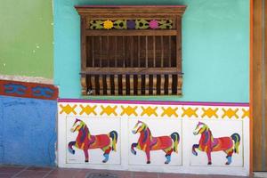 guatape, colômbia, 2019 - detalhe da fachada colorida do edifício em guatape, colômbia. cada prédio da cidade de guatape possui ladrilhos de cores vivas ao longo da parte inferior da fachada. foto