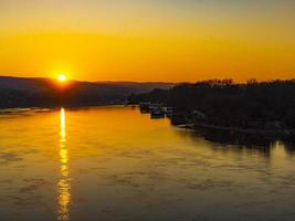 pôr do sol sobre o rio Danúbio calmo em novi sad, sérvia foto