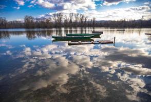 pequenos barcos no lago calmo foto